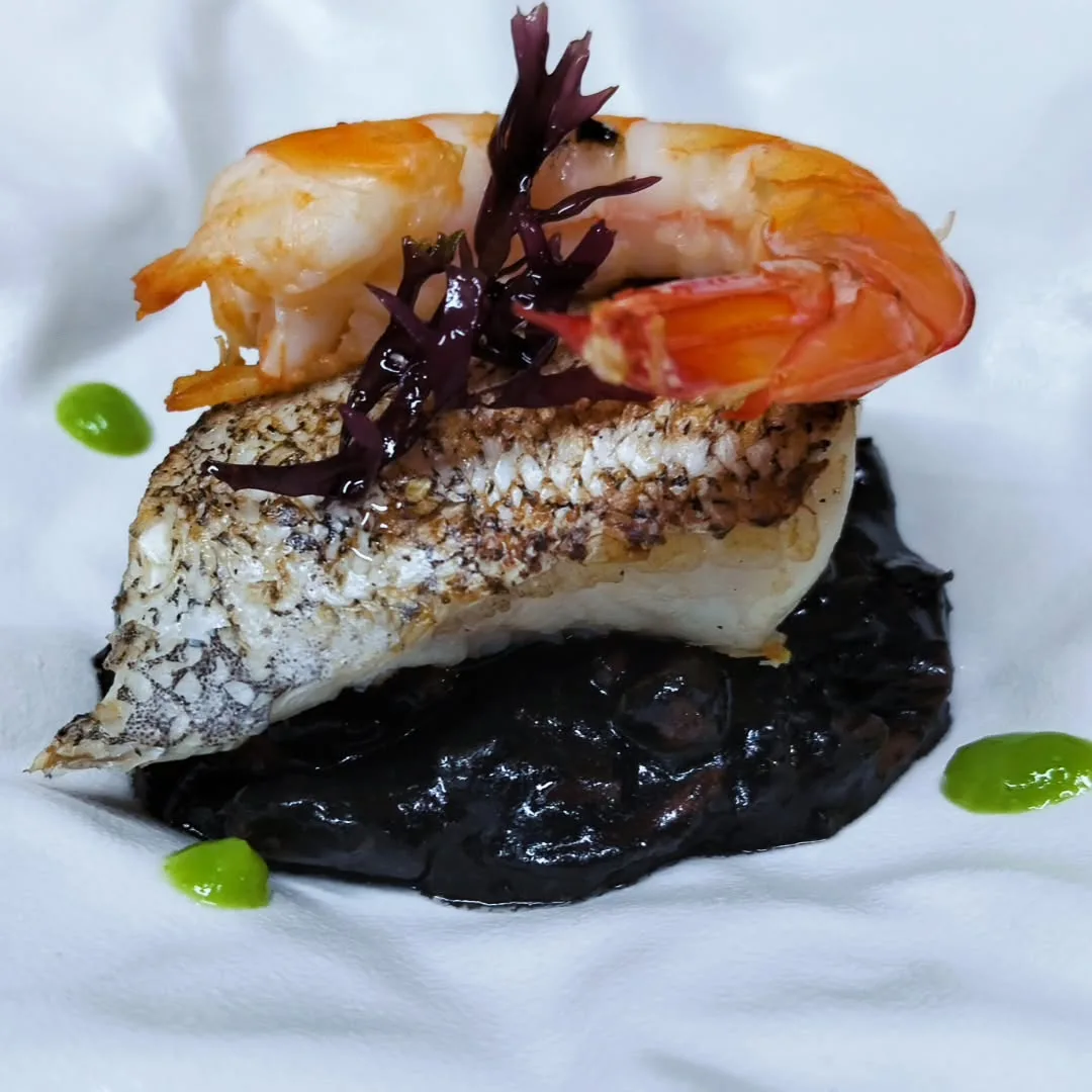 Merluza de pincho con potarro en su tinta