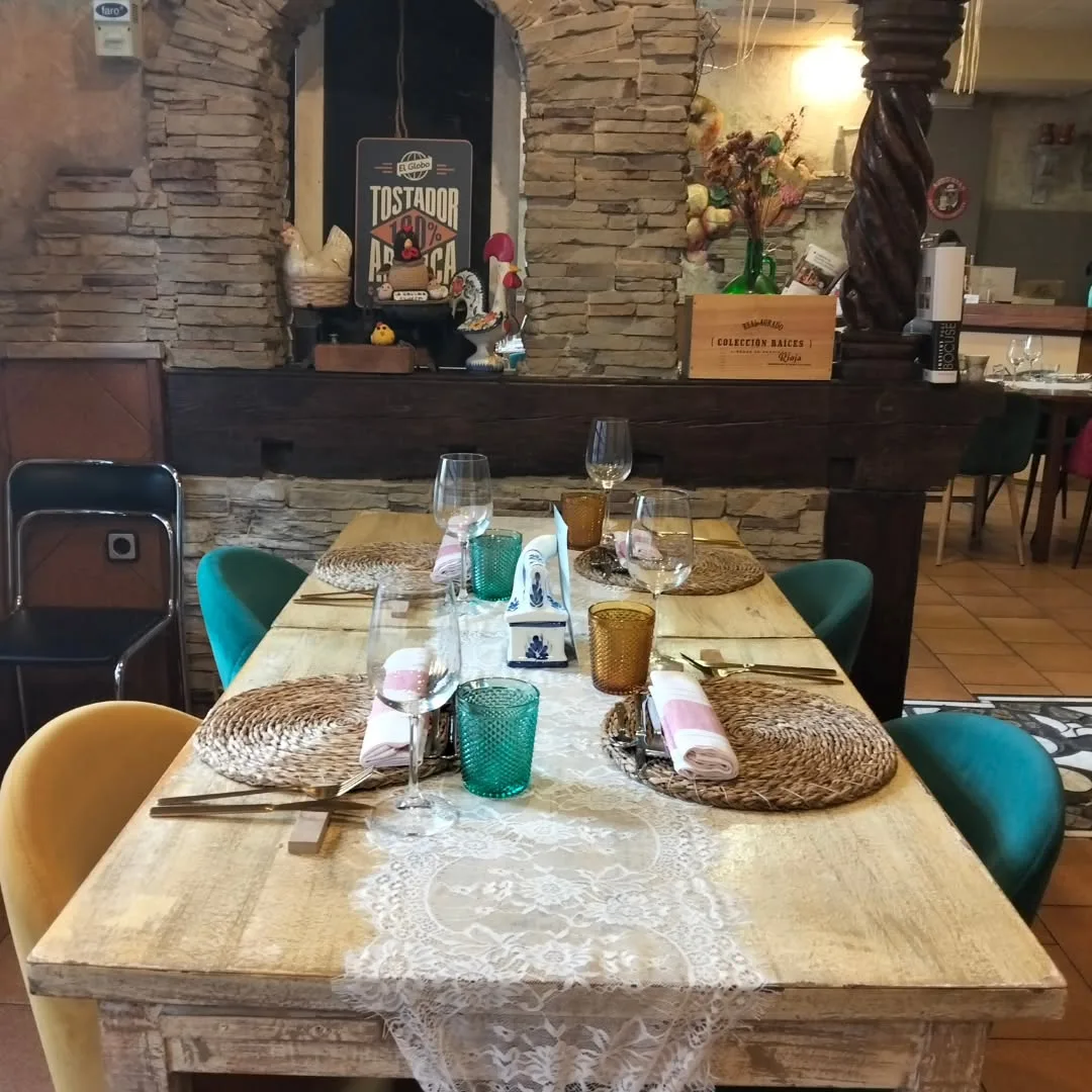 Mesa larga preparada para un grupo